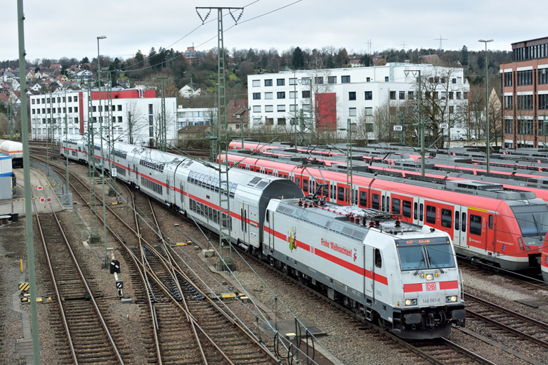 146 561 mit IC 2288/RE 52288 bei km 16,0 (Dezember 2017)