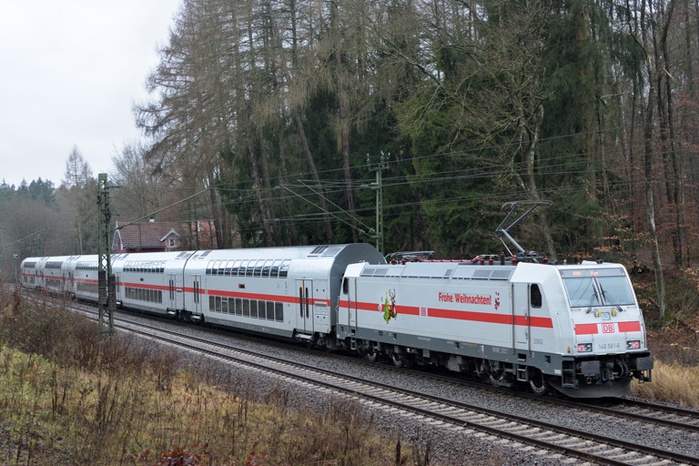 146 561 mit IC 2385/RE 52385 bei km 18,2 (Dezember 2017)