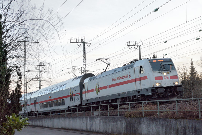 146 561 mit IC 2386/RE 52386 bei km 16,6 (Dezember 2017)