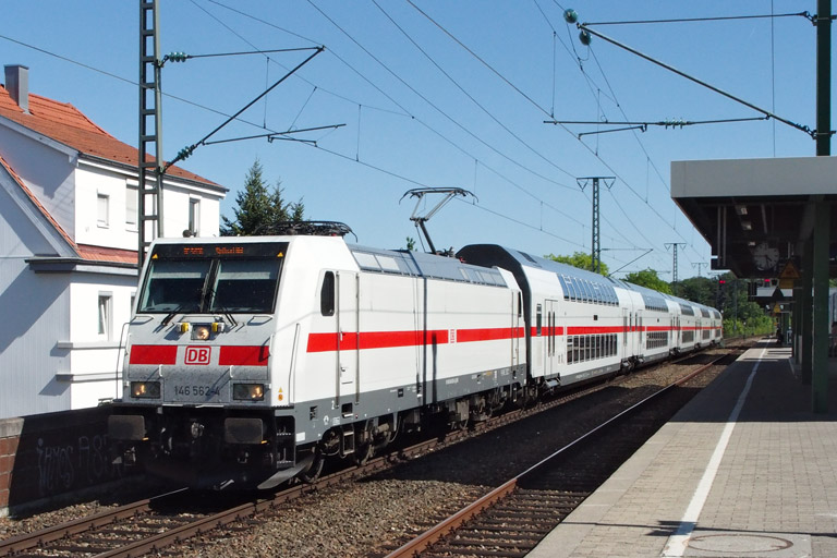 146 562 mit RE 51936 bei km 16,8 (Mai 2017)