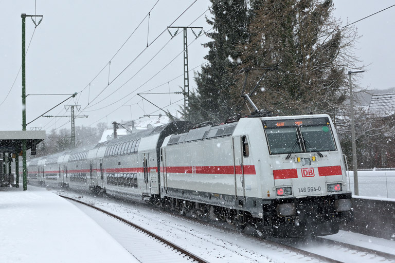 146 564 mit IC 2387/RE 52387 bei km 16,6 (Dezember 2017)