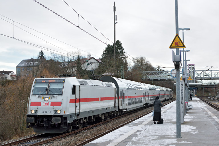 146 567 mit IC 2388/RE 52388 bei km 14,2 (Dezember 2017)