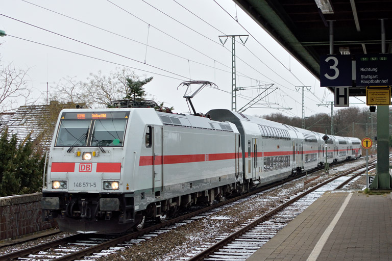 146 571 mit IC 2288/RE 52288 bei km 16,8 (Dezember 2017)