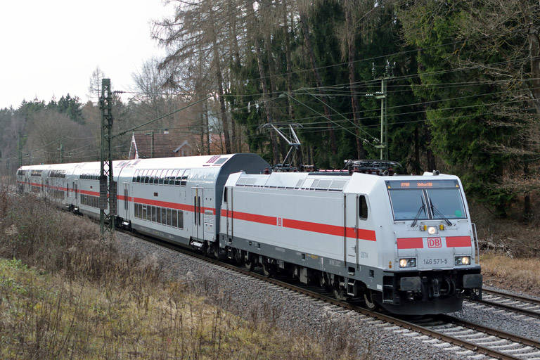 146 571 mit IC 2388/RE 52388 bei km 18,2 (Dezember 2017)