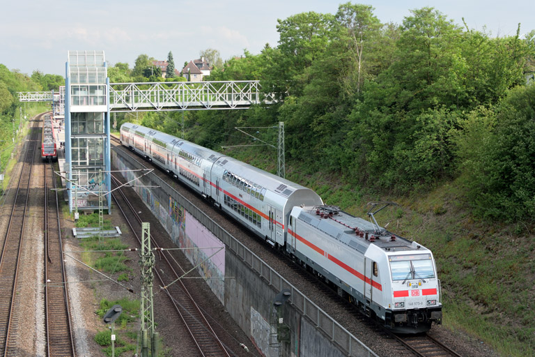 146 575 mit RE 51941 bei km 14,2 (Mai 2017)