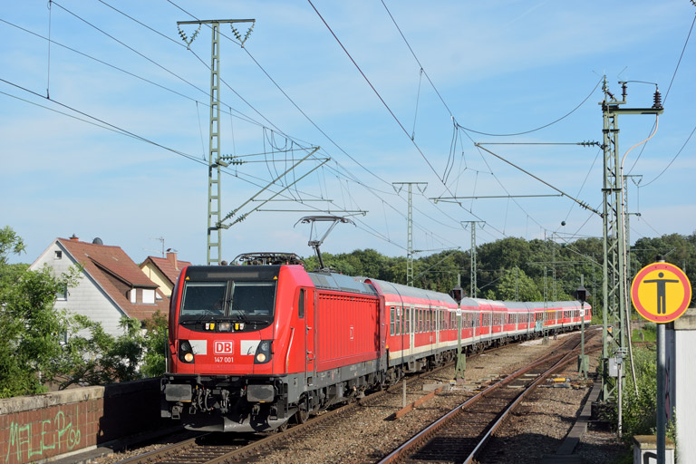 147 001 mit Lr 72904 bei km 16,8 (Juni 2017)
