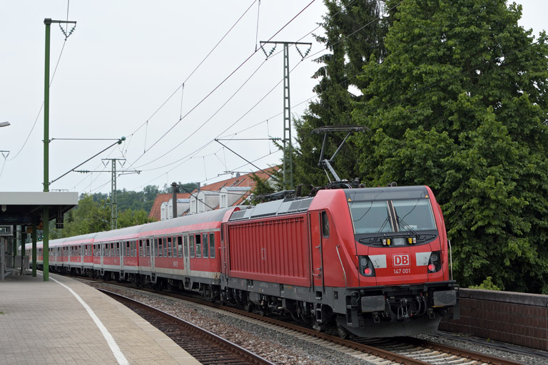 147 001 mit RE 19377 bei km 16,8 (Juni 2017)