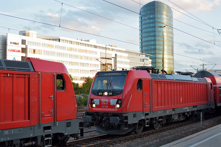 147 005 und 147 018 mit RE 69652 bei km 15,6 (Juli 2017)