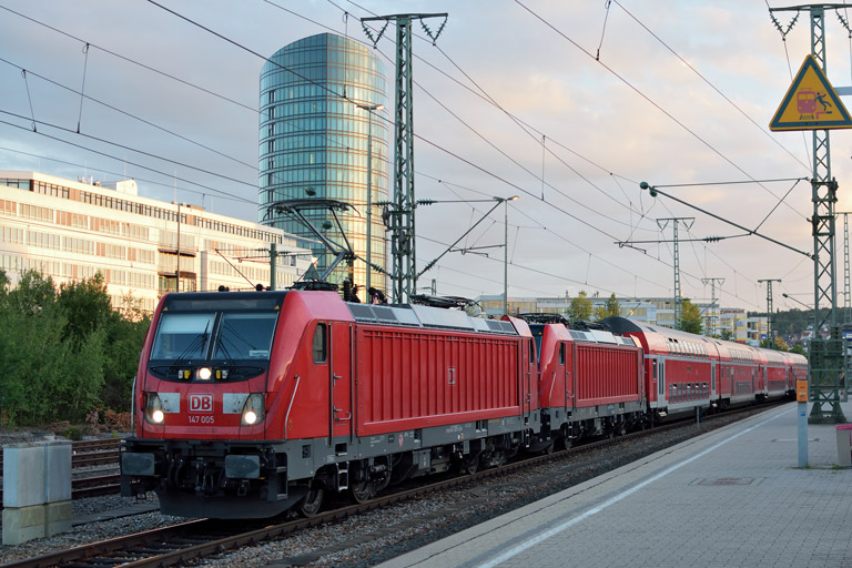 147 005 und 147 018 mit RE 69652 bei km 15,4 (Juli 2017)