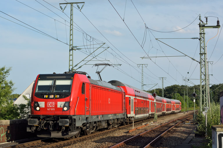 147 005 mit RE 69652 bei km 16,8 (Juli 2017)