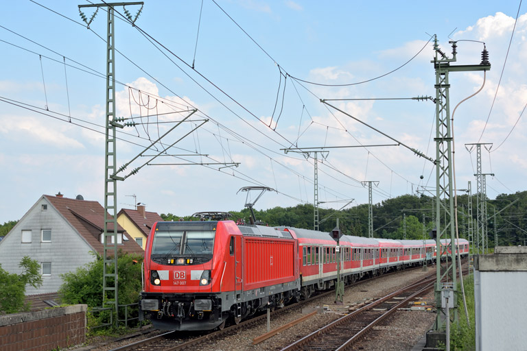 147 007 mit Lr 72904 bei km 16,8 (Juni 2017)