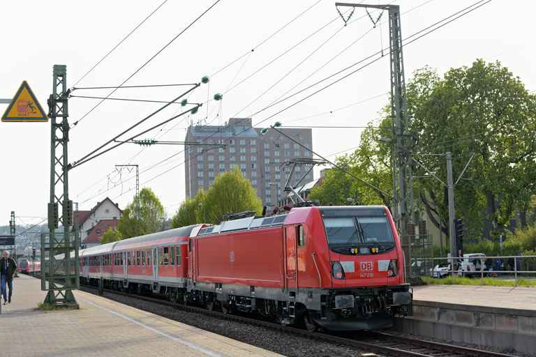 147 010 mit RE 19383 bei km 15,6 (April 2017)