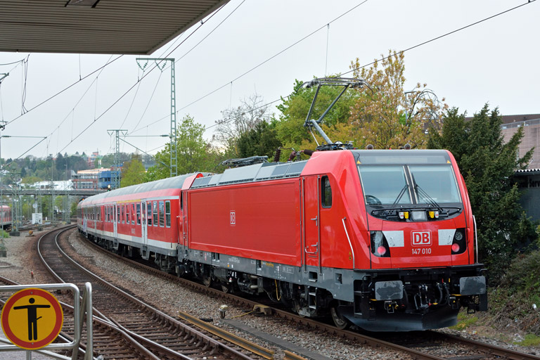 147 010 mit RE 19383 bei km 15,8 (April 2017)