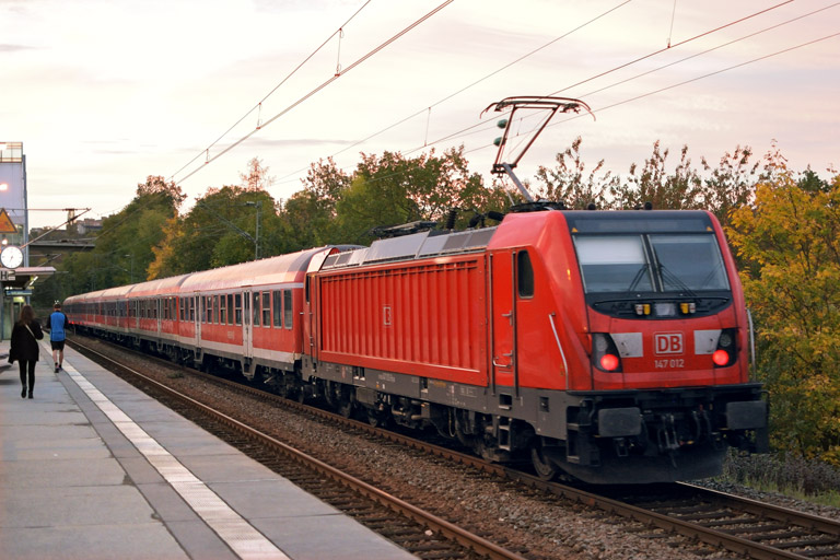 147 012 mit Lr 72904 bei km 14,2 (Oktober 2017)
