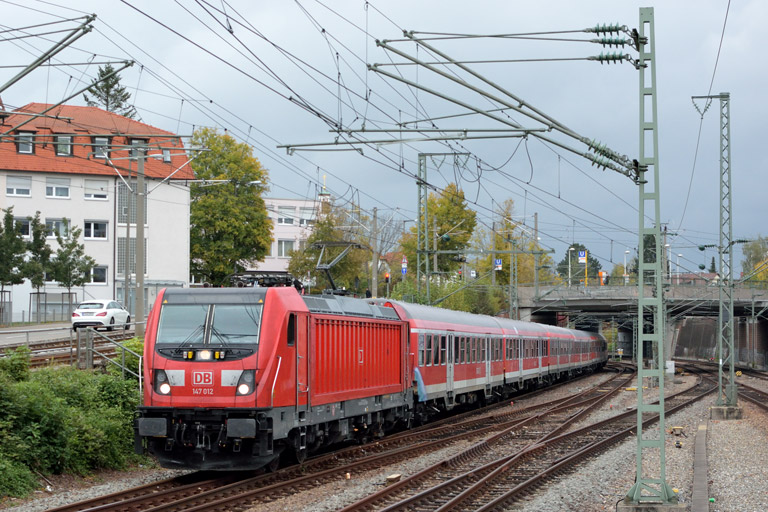 147 012 mit RE 19377 bei km 15,4 (Oktober 2017)