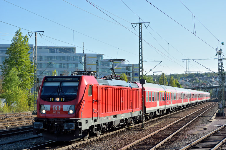 147 015 mit Lr 72904 bei km 15,8 (Mai 2017)