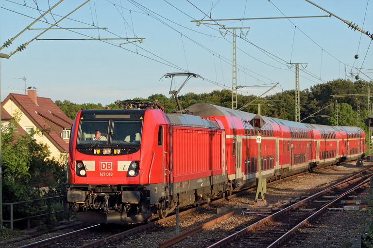 147 018 mit RE 69652 bei km 16,8 (Juli 2017)