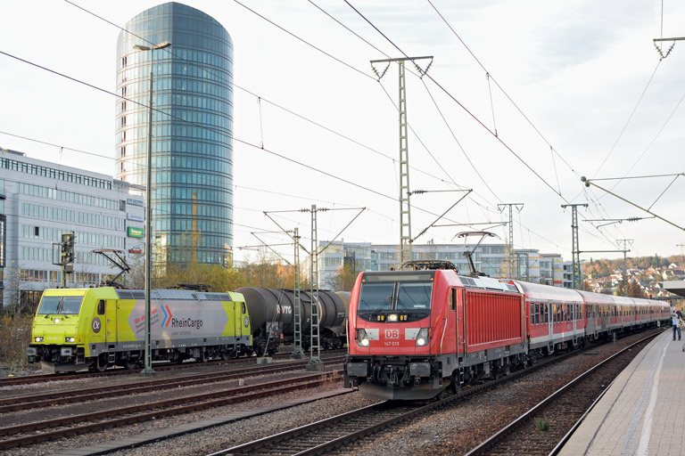 147 019 mit RE 19174 und 119 007 bei km 15,6 (November 2017)