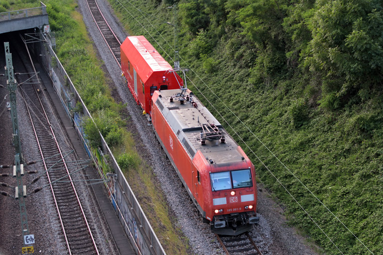185 061 mit Hilfz 99973 bei km 13,8 (Juli 2017)