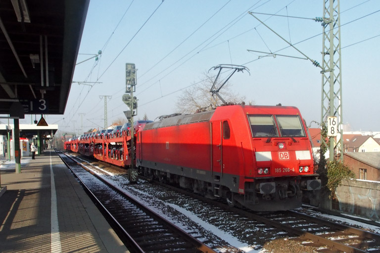 185 266 mit GA 55668 bei km 16,8 (Januar 2017)