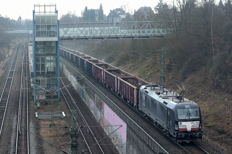 193 864 mit Bauz 75678 bei km 14,0 (Februar 2017)