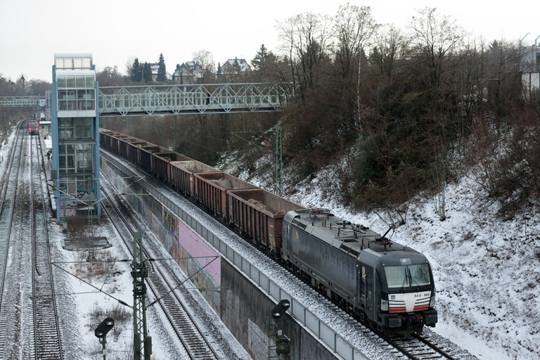 193 866 mit Bauz 79977 bei km 14,0 (Januar 2017)