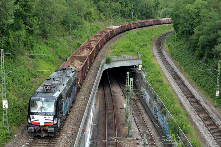 193 879 mit Bauz 29055 bei km 13,8 (Juli 2017)