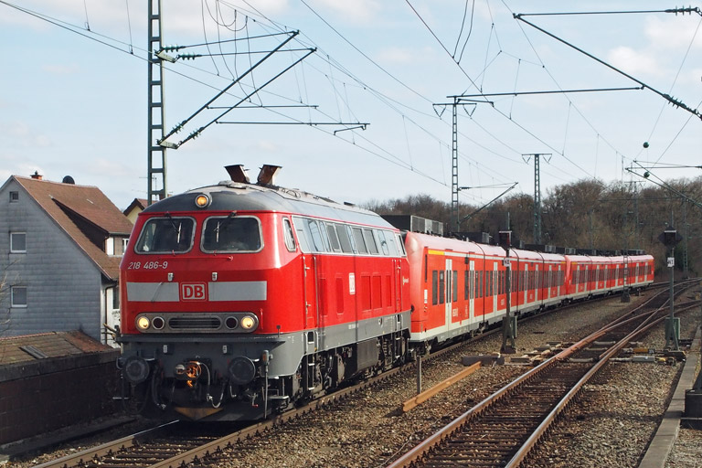 218 486, 425 302 und 425 312 als Lt 98844 bei km 16,8 (M&auml;rz 2017)