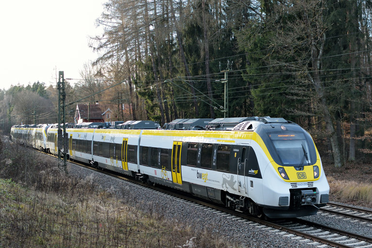 3442 200 und 3442 213 als RE 17658/17608 bei km 18,2 (Dezember 2017)