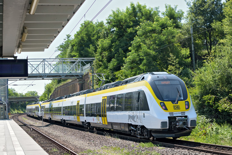 3442 204 und 3442 205 als DbZ 61798 bei km 14,2 (Juli 2017)