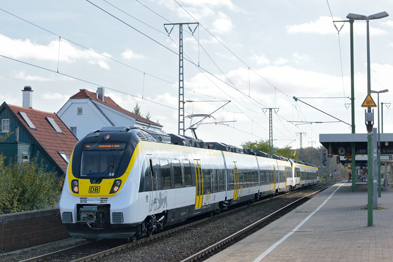 3442 206 und 3442 211 als RE 19086/19586 bei km 16,8 (Oktober 2017)