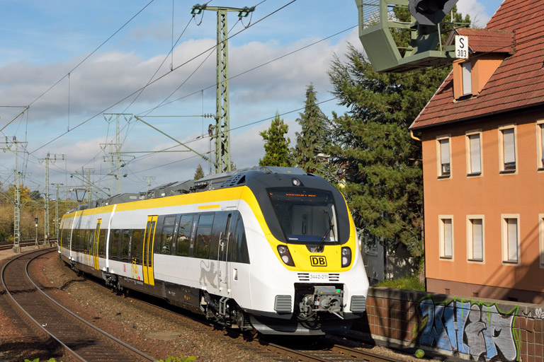 3442 206 und 3442 211 als RE 19086/19586 bei km 16,6 (Oktober 2017)