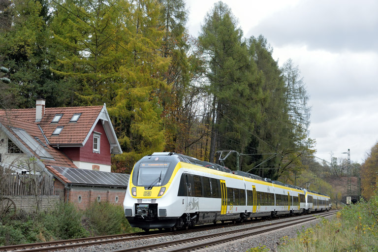 3442 208 und 3442 210 als RE 19089/19589 bei km 18,2 (Oktober 2017)