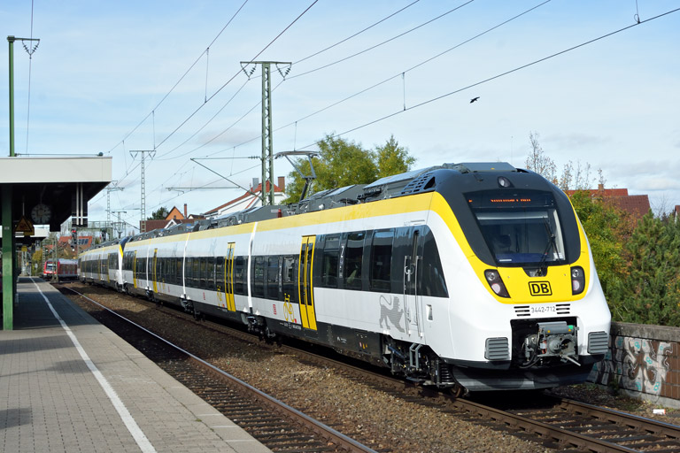 3442 210 und 3442 212 als RE 19086/19586 bei km 16,8 (Oktober 2017)
