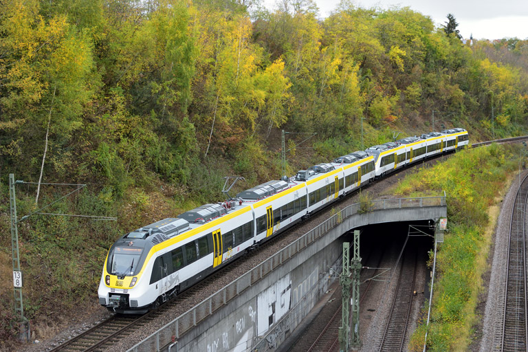 3442 210 und 3442 213 als RE 19087/19587 bei km 13,8 (Oktober 2017)