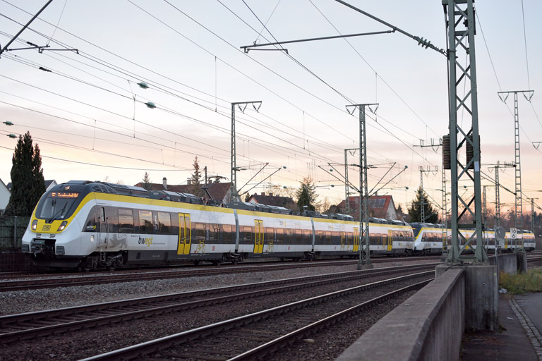 3442 210 und 3442 215 als RE 17611/17661 bei km 16,6 (Dezember 2017)