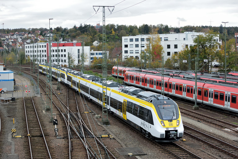 3442 213 und 3442 205 als RE 19086/19586 bei km 16,0 (Oktober 2017)