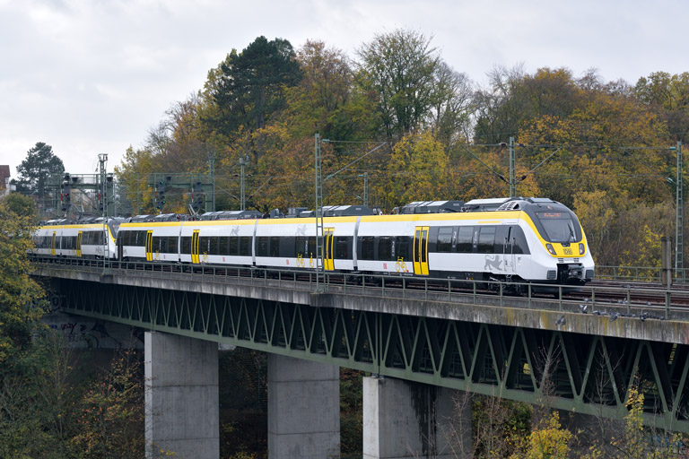 3442 213 und 3442 206 als RE 19084/19584 bei km 14,6 (Oktober 2017)