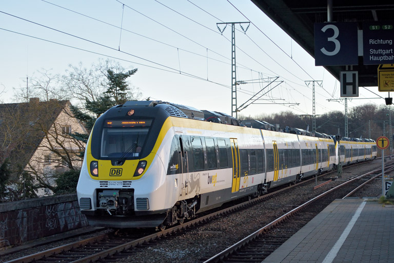 3442 215 und 3442 210 als RE 17658/17608 bei km 16,8 (Dezember 2017)