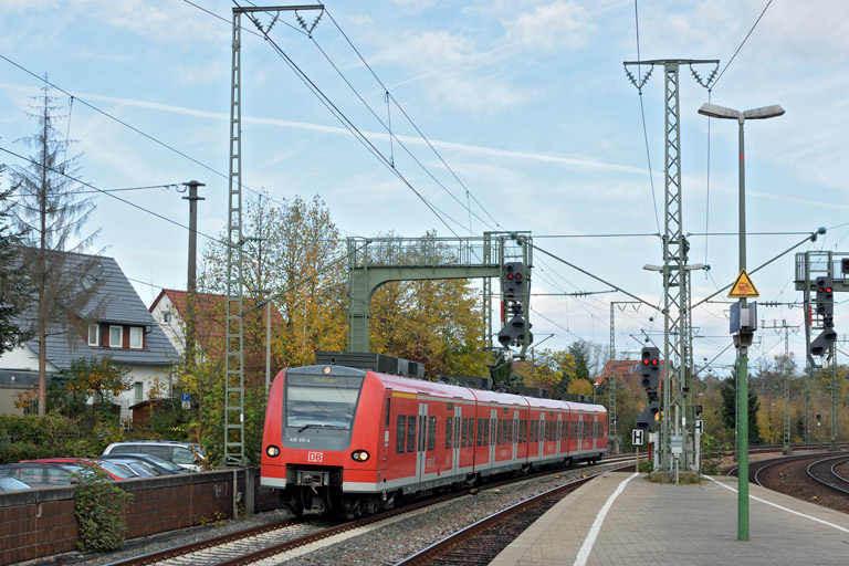 425 313 als RE 19085 bei km 16,6 (Oktober 2017)