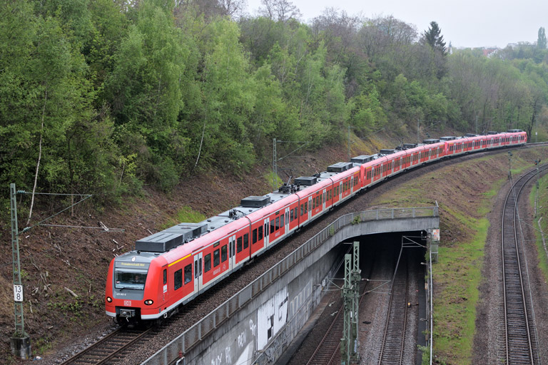 425 802 und Baureihe 425 mit RE 19091 bei km 13,8 (Mai 2017)