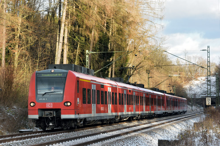 425 812 und 425 811 als RE 19589/19089 bei km 18,2 (Dezember 2017)