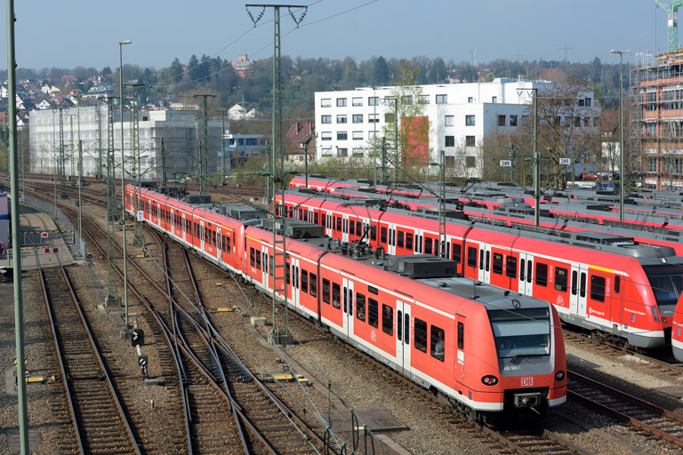 426 502 und Baureihe 425 als RE 19032 bei km 16,0 (April 2017)