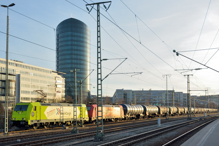 119 008 und HGK 185 582 bei km 15,6 (Februar 2017)