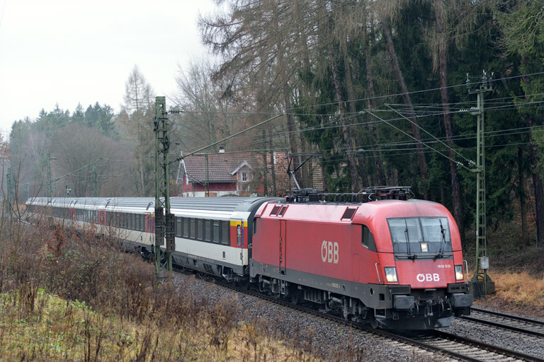 &Ouml;BB 1016 013 mit IC 282 bei km 18,2 (Dezember 2017)