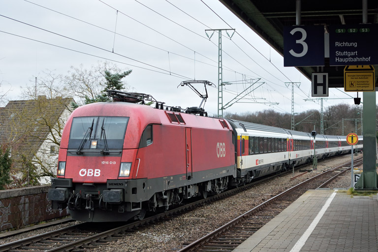 &Ouml;BB 1016 013 mit IC 282 bei km 16,8 (Dezember 2017)