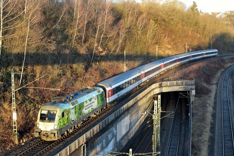 &Ouml;BB 1016 023 mit IC 183 bei km 13,8 (Dezember 2017)