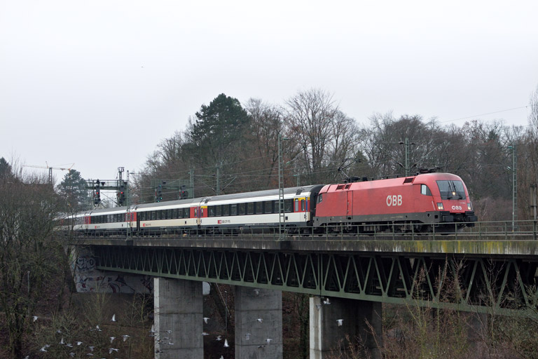 &Ouml;BB 1116 054 mit IC 284 bei km 14,6 (Dezember 2017)