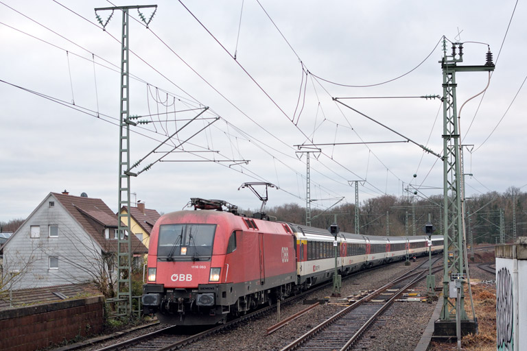 &Ouml;BB 1116 063 mit IC 284 bei km 16,8 (Dezember 2017)