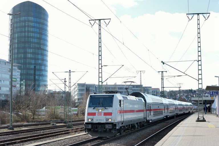 146 553 mit IC 2280/RE 52280 bei km 15,6 (Januar 2018)